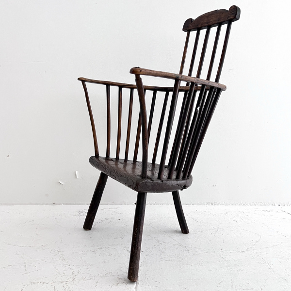 18th century welsh 3 legged comb-back chair  image