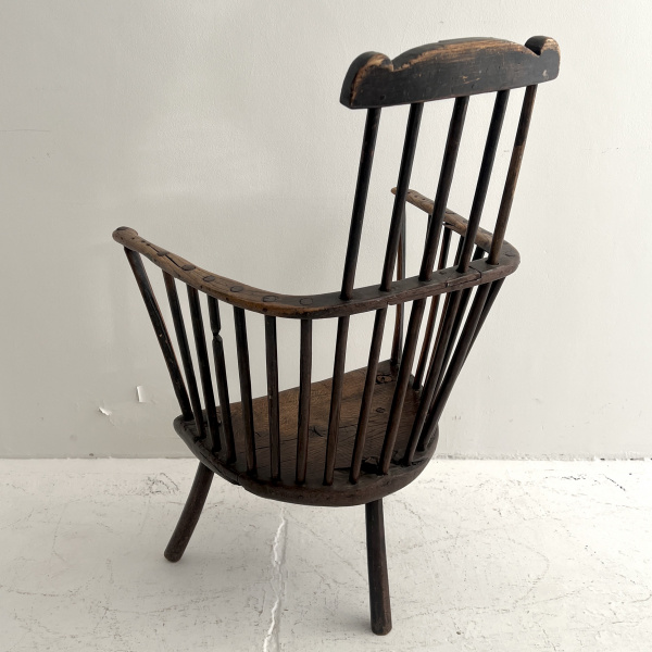 18th century welsh 3 legged comb-back chair  image