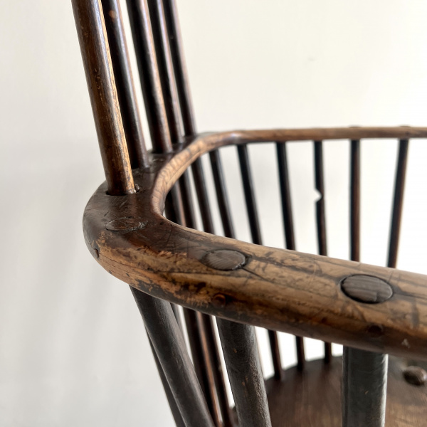 18th century welsh 3 legged comb-back chair  image
